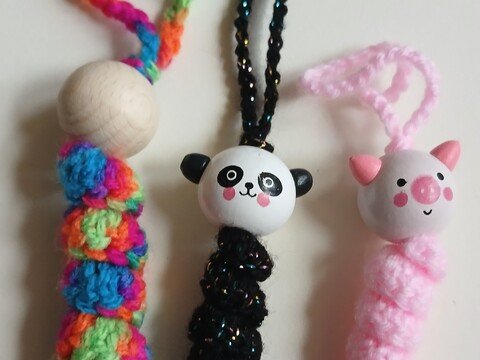 Glückswürmchen häkeln - ein bunter Begleiter für gute Laune