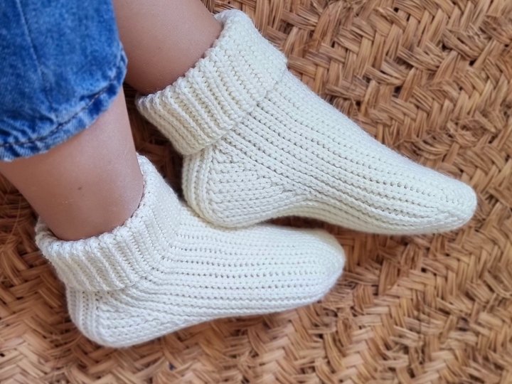 S.1 Crochet socks pattern. PDF in English and German.