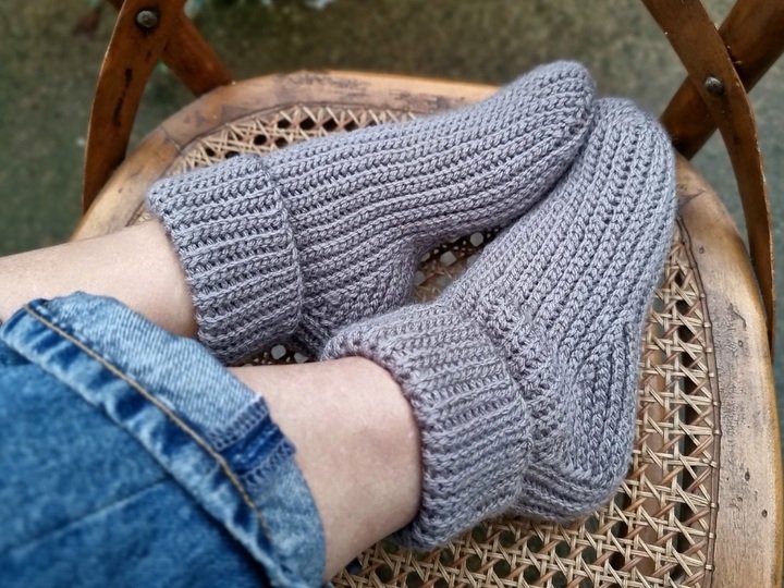 S1 Gehäkelte Socken. Häkelanleitung. PDF auf Englisch und Deutsch.