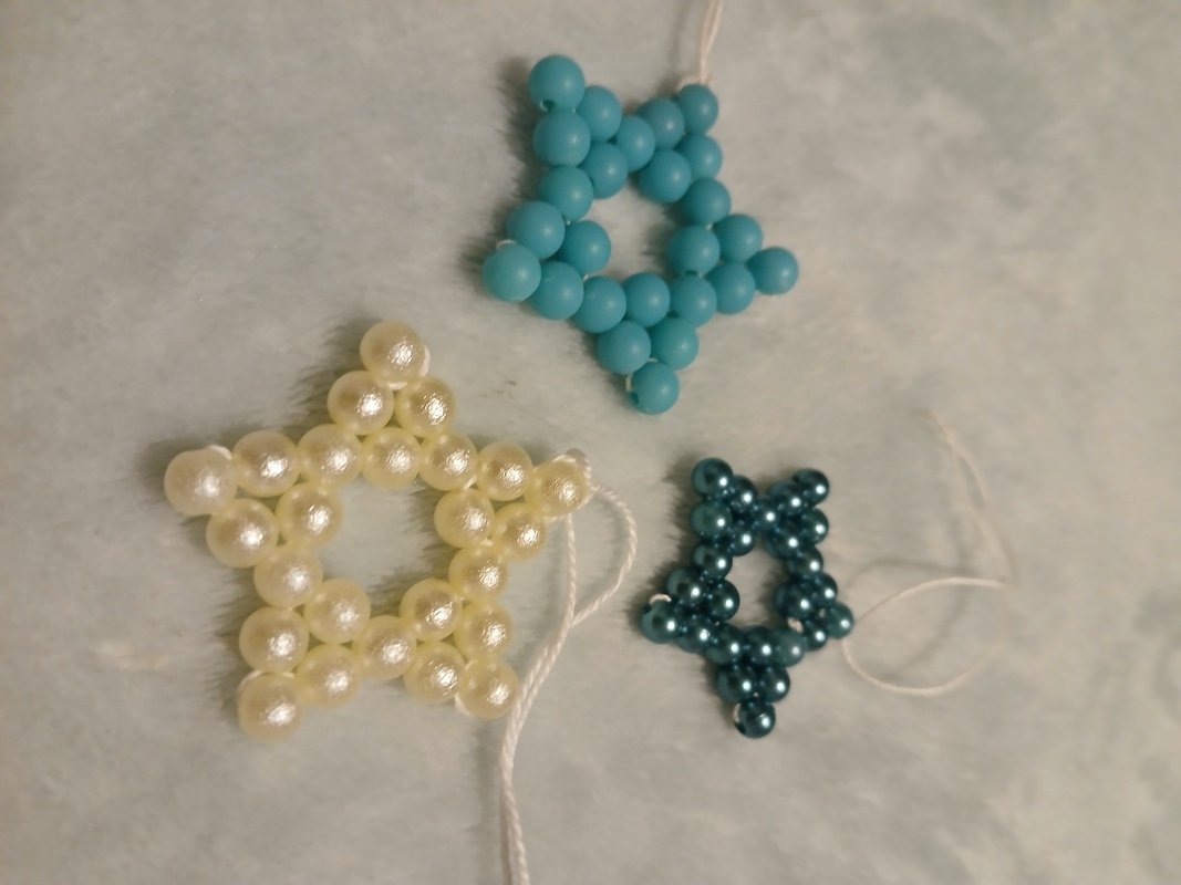 Perlenstern basteln - DIY-Anleitung für funkelnde Weihnachtsanhänger