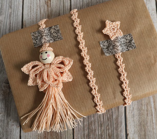 Lesezeichen Quastenengel – Geschenkband, Anhänger, Taschenbaumler