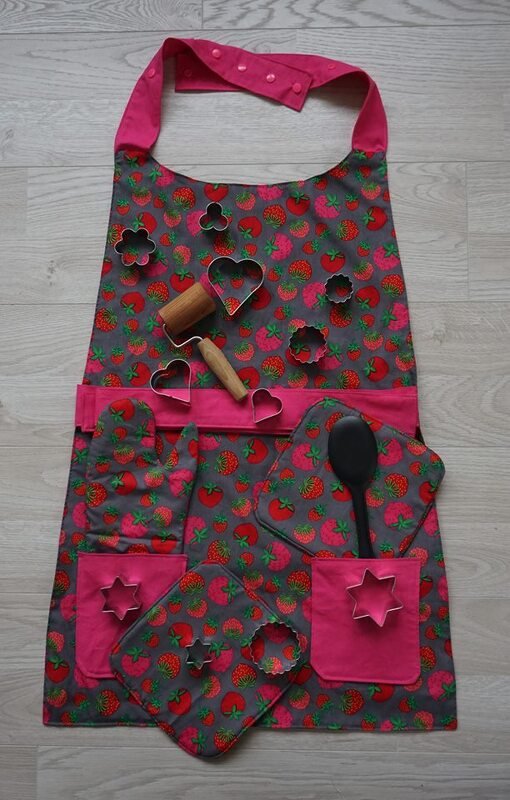 Küchen-Set aus Stoff: Schürze mit Taschen, Ofenhandschuh und Topflappen im Erdbeermuster