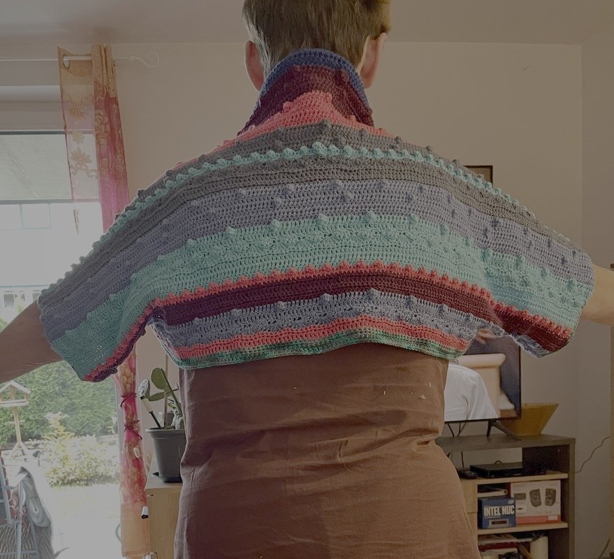 Praktischer 2 in 1 : Schulterwärmer/Schal in - Bild 4