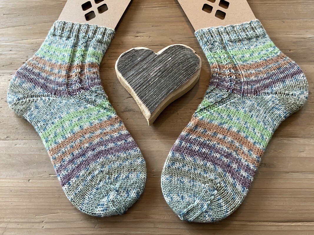 Dorette, Socken mit kleinem Musterstreifen