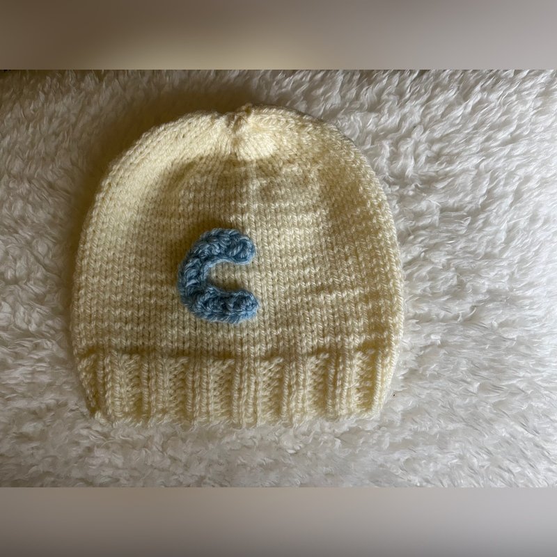 Strickanleitung Babymütze mit Buchstaben C bis 6 Monate tragbar