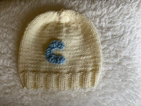Strickanleitung Babymütze mit Buchstaben C bis 6 Monate tragbar