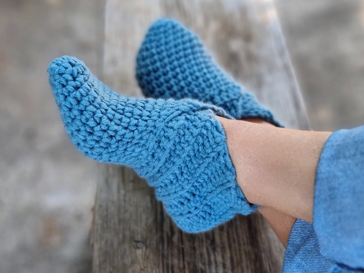 S.5 Crochet pattern for slippers. PDF in English and German.