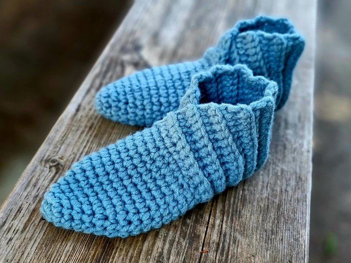 S.5 Crochet pattern for slippers. PDF in English and German.