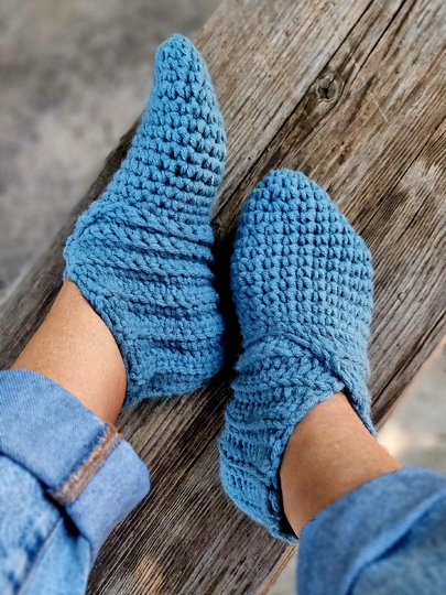 S.5 Crochet pattern for slippers. PDF in English and German.