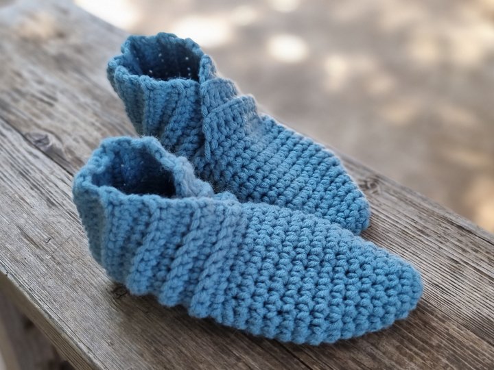 S.5 Crochet pattern for slippers. PDF in English and German.