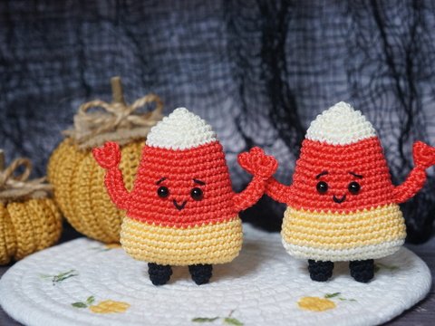 Free crochet pattern Candy Corn. Helloween crochet. Amigurumi Candy Corn.