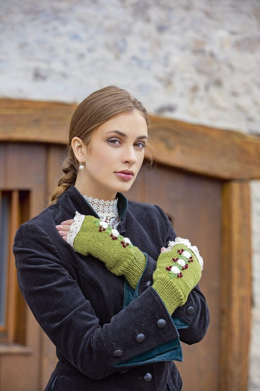 Handgestrickte Stulpen mit Stickerei