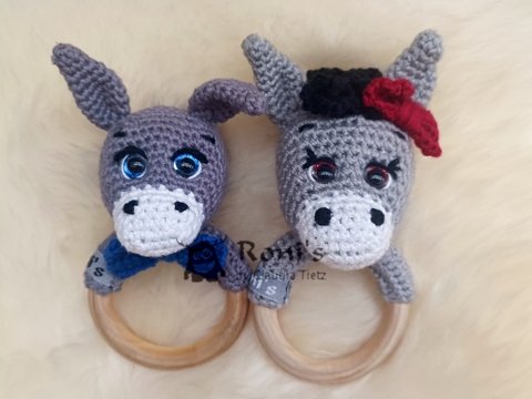 Dusty Donkey: Anleitung (Deutsch) zum Häkeln von Esel-Holzringrasseln