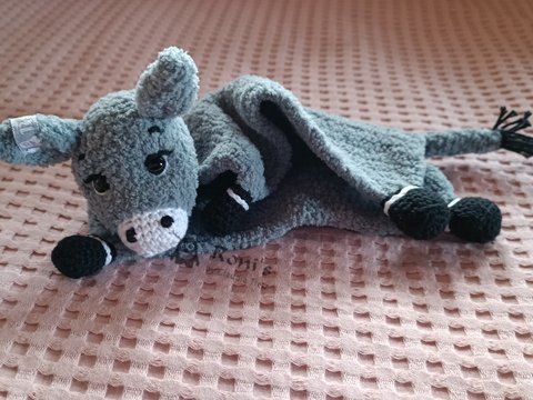 Dusty Donkey: Anleitung (Deutsch) zum Häkeln von Esel-Schnuffeltüchern