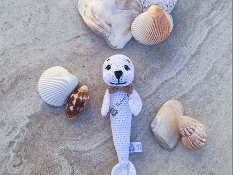 Sammy Seal: Anleitung (Deutsch) zum Häkeln von Seehund-Stabrasseln