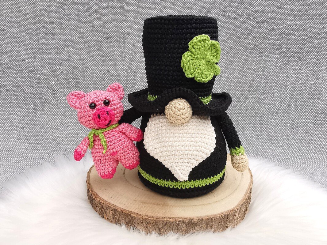 SCHORNSTEINFEGER-WICHTEL – Häkelanleitung Gnom mit Glücksschweinchen