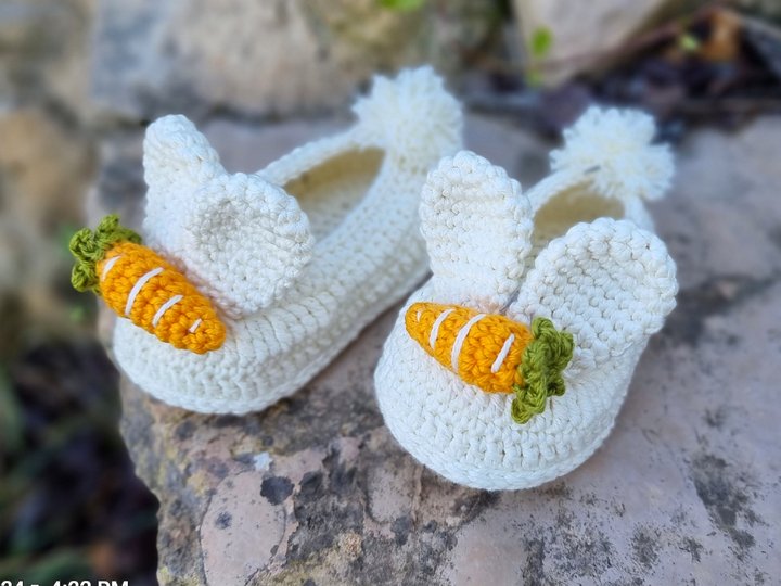 S.19 Crochet pattern for baby slippers “Bunny”. PDF in English and German.
