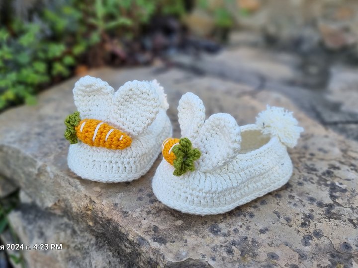 S.19 Crochet pattern for baby slippers “Bunny”. PDF in English and German.