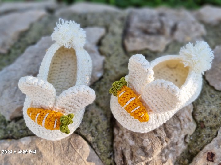 S.19 Crochet pattern for baby slippers “Bunny”. PDF in English and German.