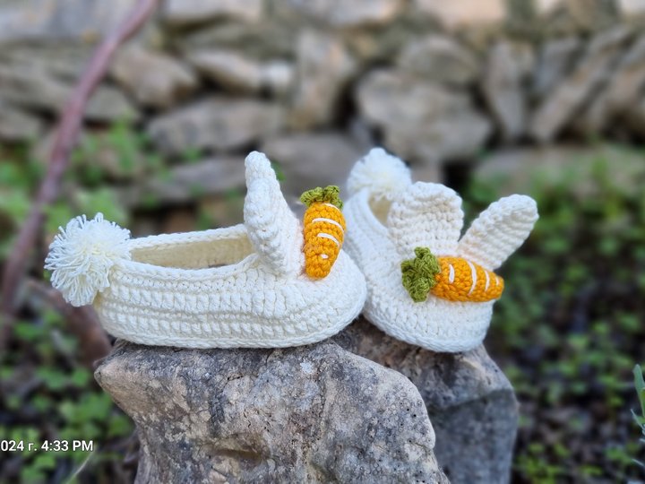 S.19 Crochet pattern for baby slippers “Bunny”. PDF in English and German.