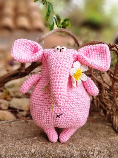P1 Pink Elephant. Crochet Pattern PDF in English and German.