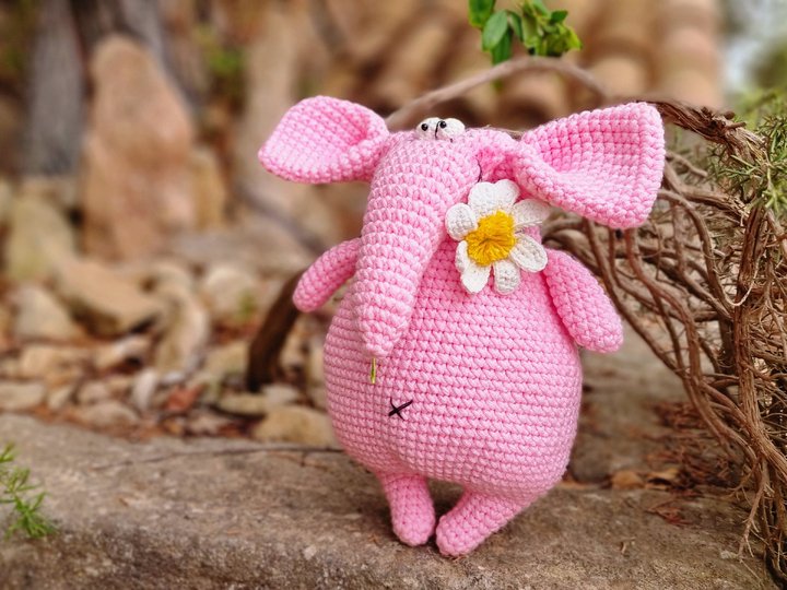 P1 Pink Elephant. Crochet Pattern PDF in English and German.