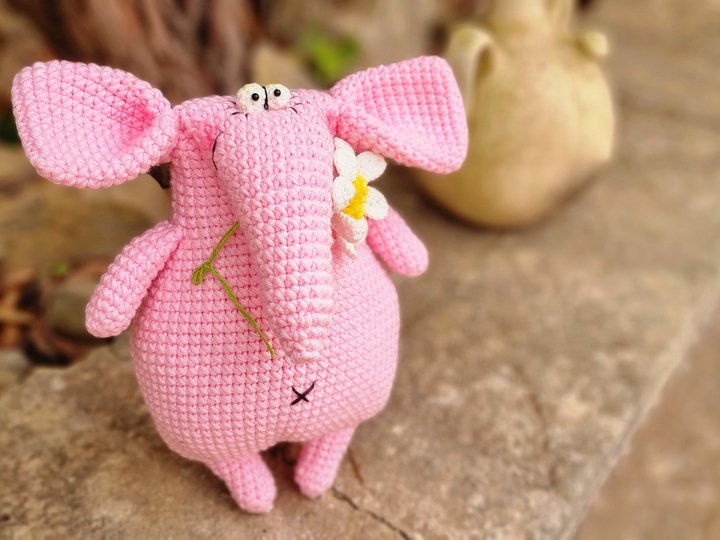 P1 Pink Elephant. Crochet Pattern PDF in English and German.