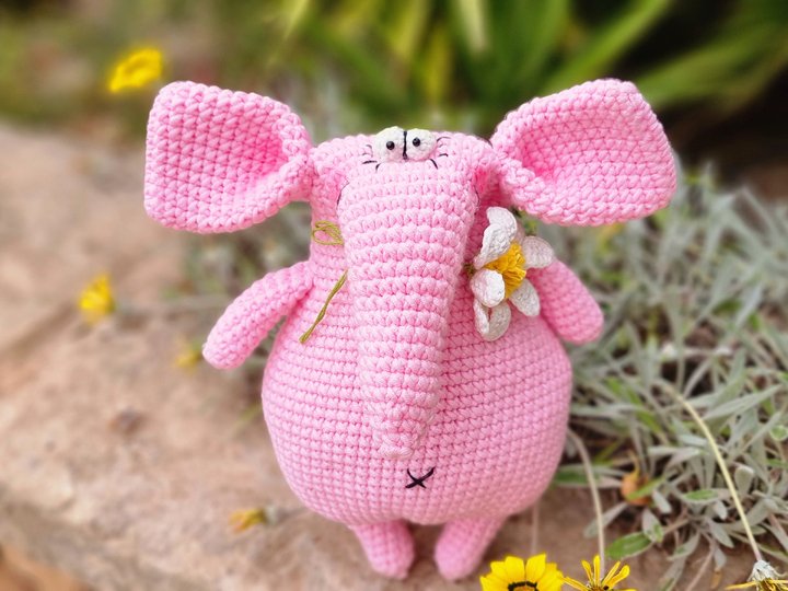 P1 Pink Elephant. Crochet Pattern PDF in English and German.