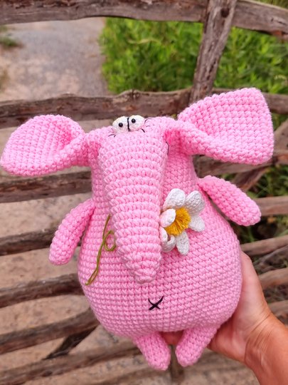 P1 Pink Elephant. Crochet Pattern PDF in English and German.