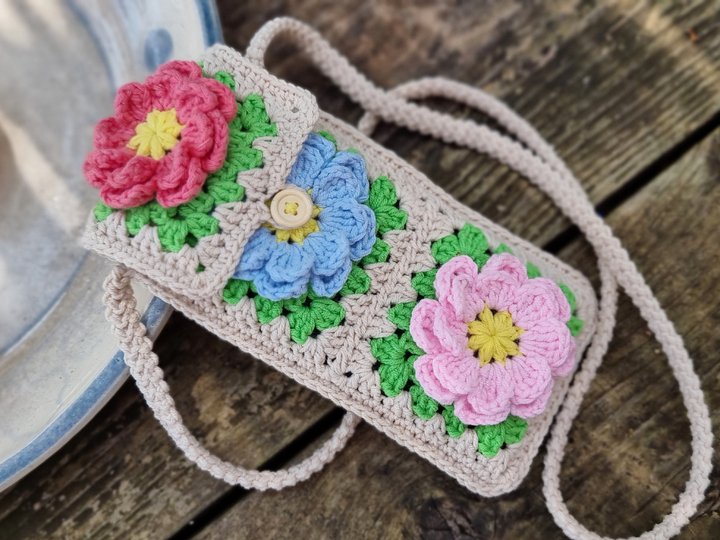 T15 Mobile Phone Bag Granny Square. PDF in English and German