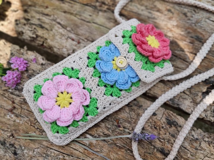 T15 Mobile Phone Bag Granny Square. PDF in English and German