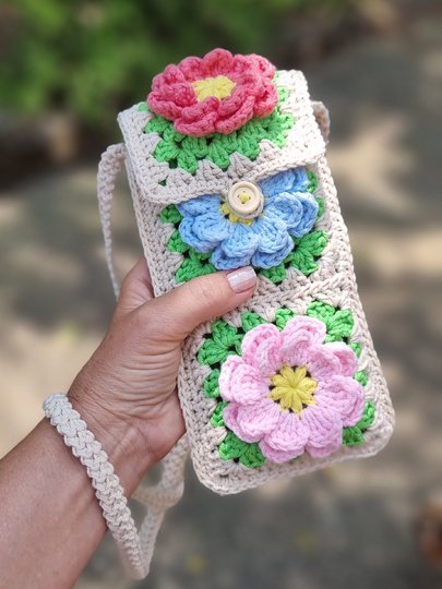 T15 Mobile Phone Bag Granny Square. PDF in English and German
