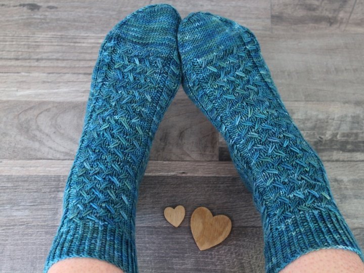 Strickanleitung Socken mit Zopfmuster Anfängerfreundlich Cabin Comfort