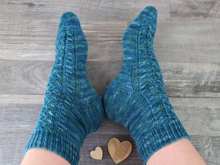 Strickanleitung Socken mit Zopfmuster Anfängerfreundlich Cabin Comfort