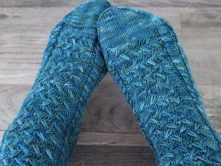 Strickanleitung Socken mit Zopfmuster Anfängerfreundlich Cabin Comfort