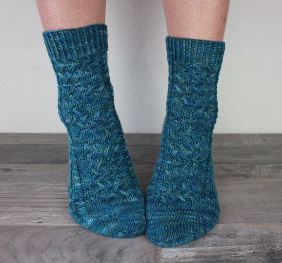 Strickanleitung Socken mit Zopfmuster Anfängerfreundlich Cabin Comfort