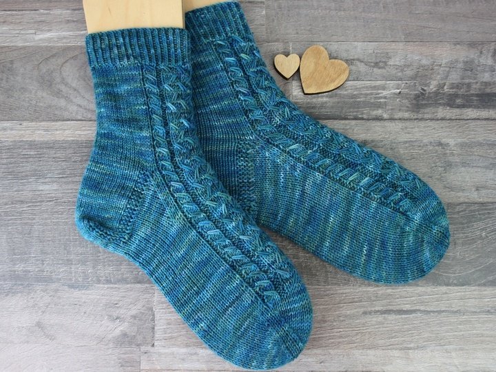 Strickanleitung Socken mit Zopfmuster Anfängerfreundlich Cabin Comfort