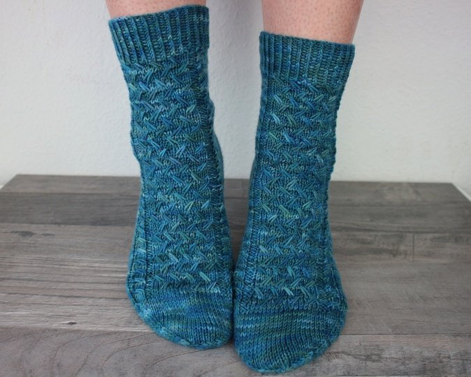 Strickanleitung Socken mit Zopfmuster Anfängerfreundlich Cabin Comfort