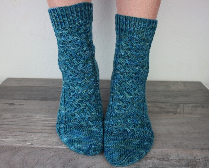 Strickanleitung Socken Zopfmuster – warme Wohlfühlsocken einfach stricken