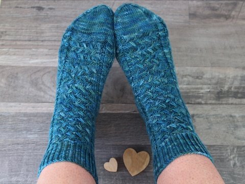 Strickanleitung Socken mit Zopfmuster Anfängerfreundlich Cabin Comfort