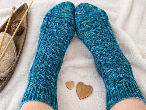 Strickanleitung Socken Zopfmuster – warme Wohlfühlsocken einfach stricken