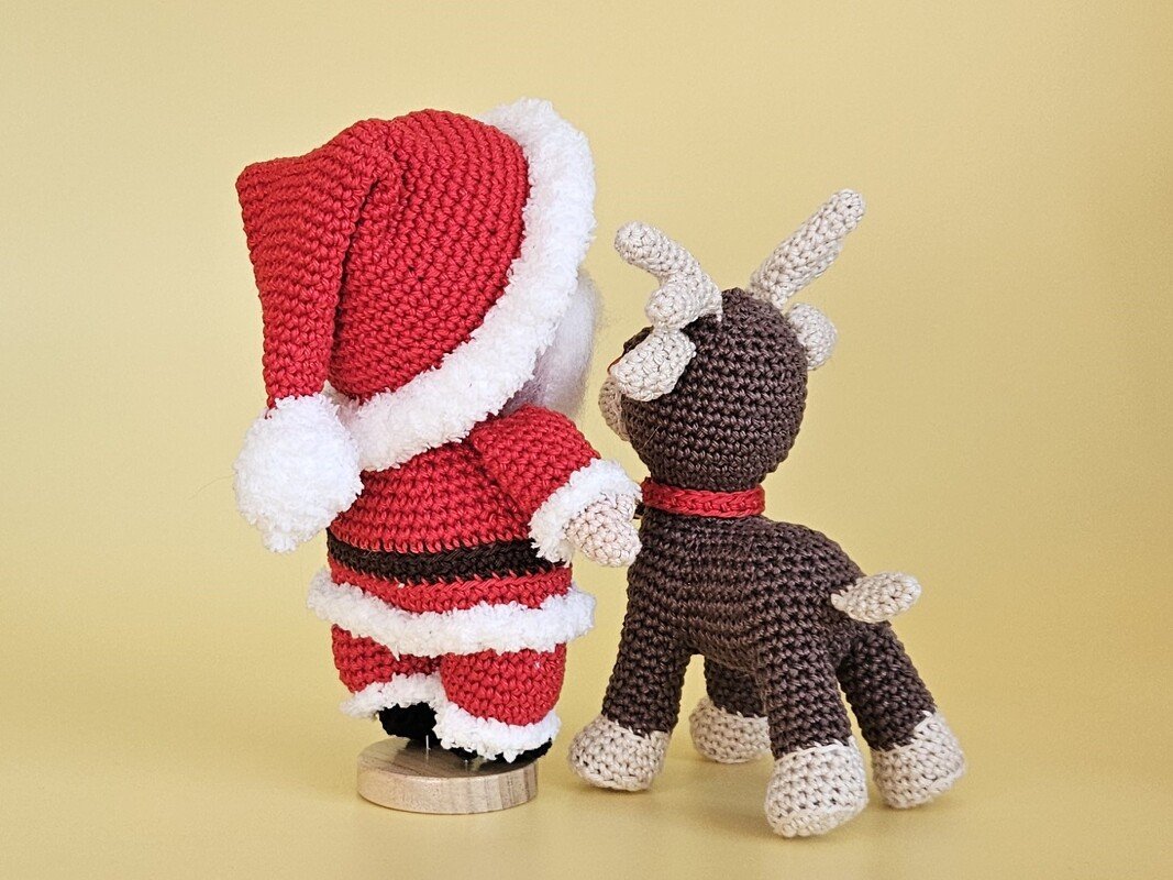 Gehäkelter Weihnachtsmann und Rentier, Ansicht von hinten