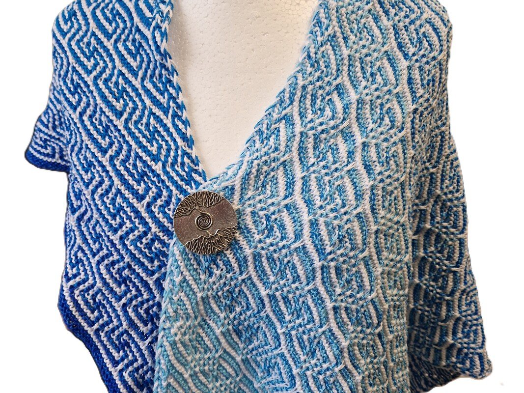 Bromia - gestricktes asymmetrisches Dreieckstuch mit Hebemaschen