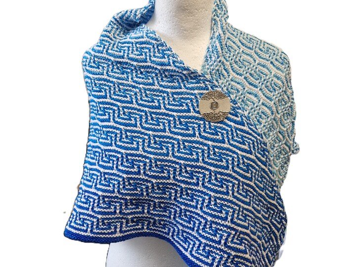 Bromia - gestricktes asymmetrisches Dreieckstuch mit Hebemaschen