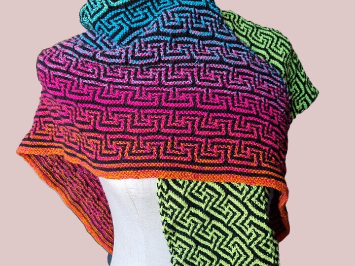 Bromia - gestricktes asymmetrisches Dreieckstuch mit Hebemaschen