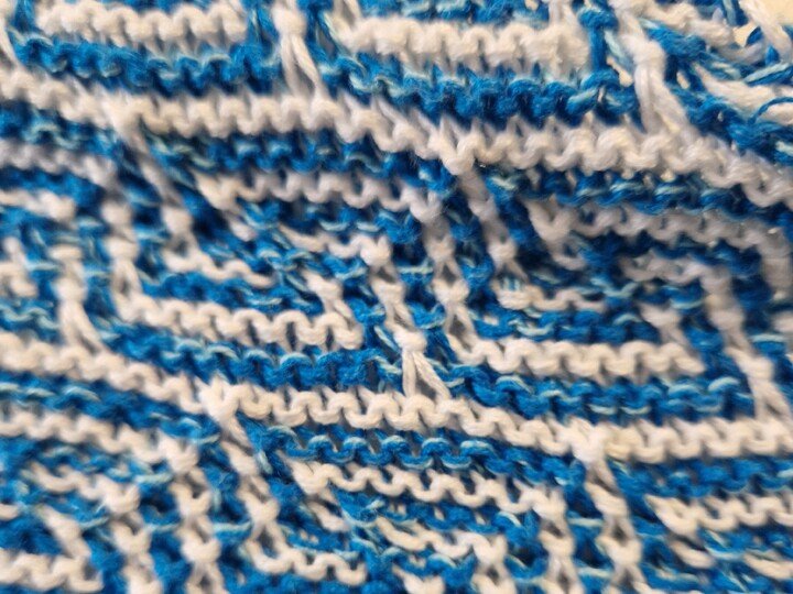 Bromia - gestricktes asymmetrisches Dreieckstuch mit Hebemaschen