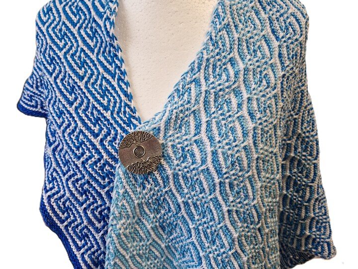 Bromia - gestricktes asymmetrisches Dreieckstuch mit Hebemaschen