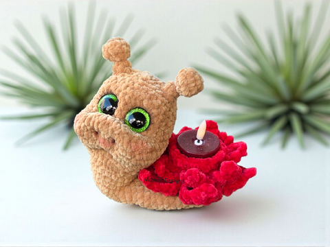 Crochet pattern for Flora the snail