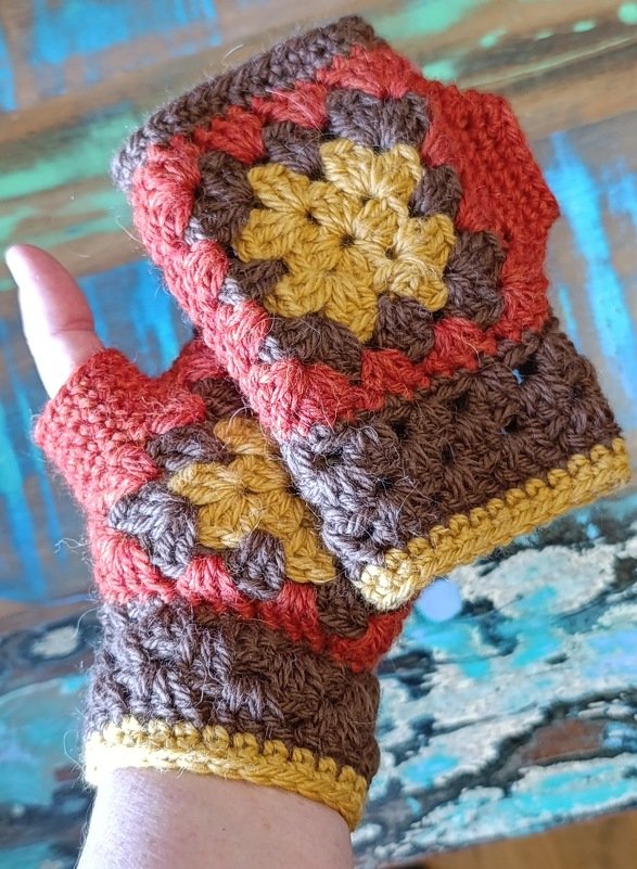 Handgehäkelte Armstulpen mit Granny-Square-Motiv in Braun, Rostrot und Senfgelb