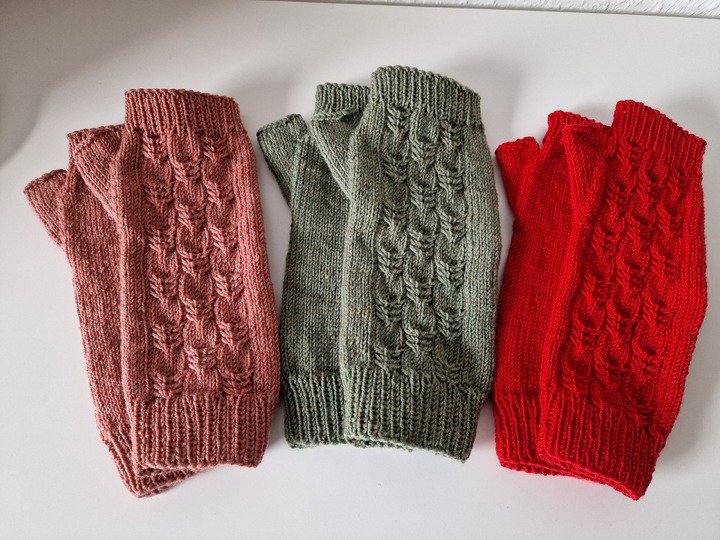 Strickanleitung für das Set aus Mütze und Stulpen "Lydia"